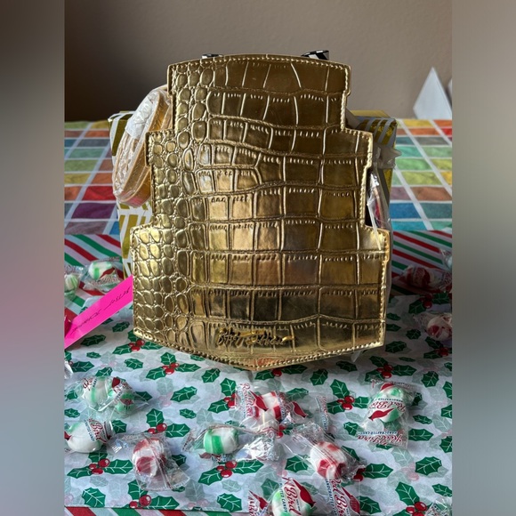 πππ BETSEY JOHNSON KITSCH STACK OF GIFTS CROSSBODY BAG πππ NWTπππ - Picture 14 of 16